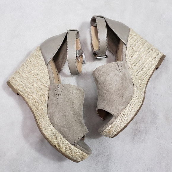 Big Buddha Taupe Suede Espadrille Wedges Sandals Ankle Buckle Peep Toes Size 7.5 - Picture 4 of 13
